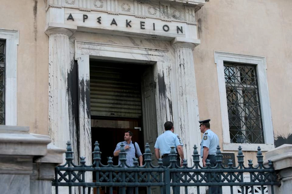 Κουκουλοφόροι στο μοναδικό αστυνομικό του ΣτΕ: «Είμαστε από Ρουβίκωνα, κάτσε εκεί που είσαι!»
